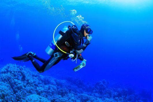 36岁刘亦菲巴黎被偶遇，打扮时髦身材瘦削，面容稚嫩梦回十八岁