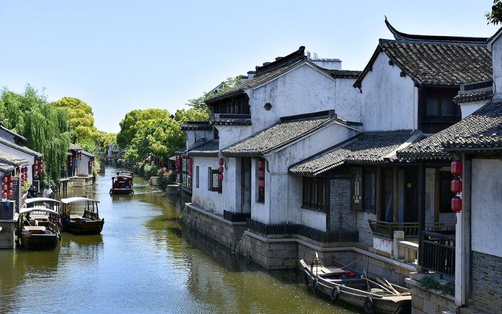 央行意外降息释放了什么信号？哪些行业会因此受到影响？游戏画面